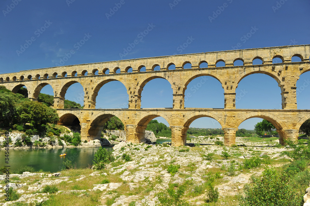 Obraz premium ancient Roman aqueduct In FRANCE with river beneath it