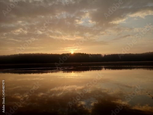 Wschód słońca nad jeziorem 