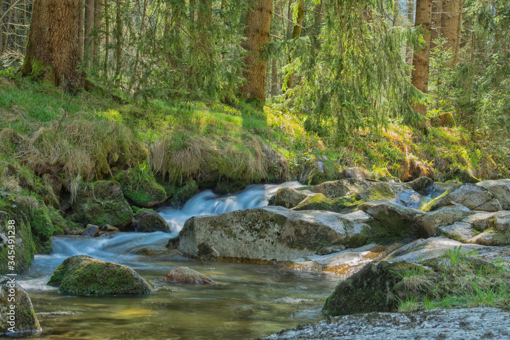 Langzeitbelichtung Gewässer im Erzgebirge an der Bockau, Fluss mit Steinen, Wald, Lichtstimmung
Langzeitbelichtung Gewässer im Erzgebirge an der Bockau, Fluss mit Steinen, Wald, Lichtstimmung