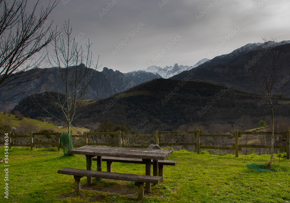 Precioso merendero con vistas al Naranjo de Bulnes (Asturias)