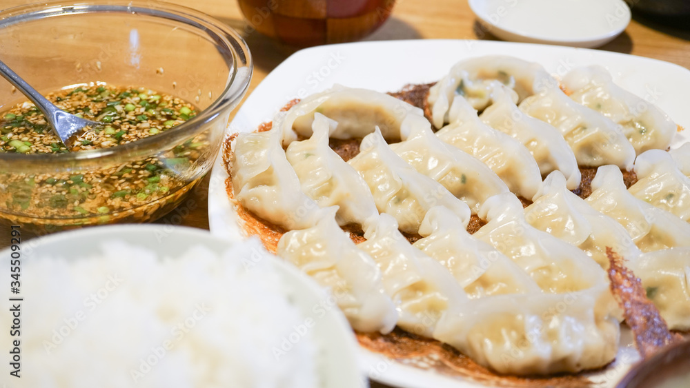 焼き立ての餃子 焼き立ての餃子