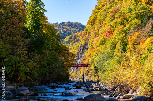 札幌市・定山渓温泉にて川辺から紅葉と二見吊橋を眺める