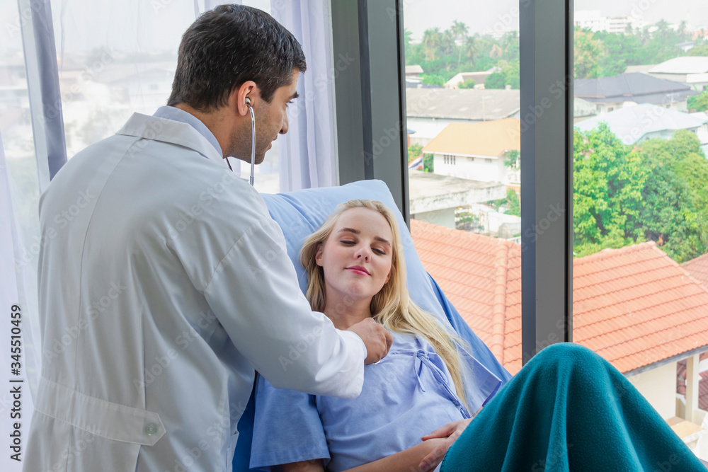 Obraz premium Caucasian female patient in bed and doctor use stethoscope analyze symptom sick at hospital
