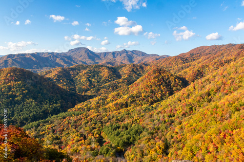 札幌市・定山渓近くの八剣山・山頂から眺める色とりどりの紅葉と青空