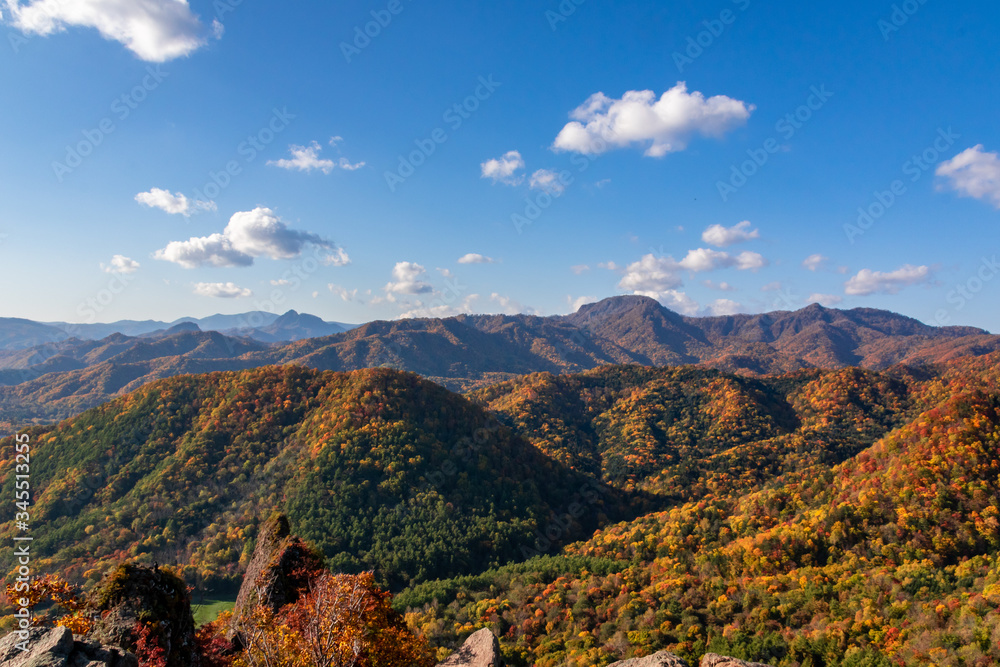 札幌市・定山渓近くの八剣山・山頂から眺める色とりどりの紅葉と青空