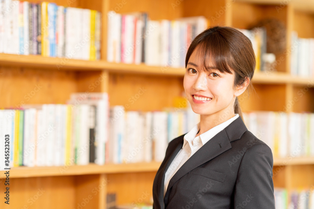 スーツ姿の女性 スーツ姿の女性