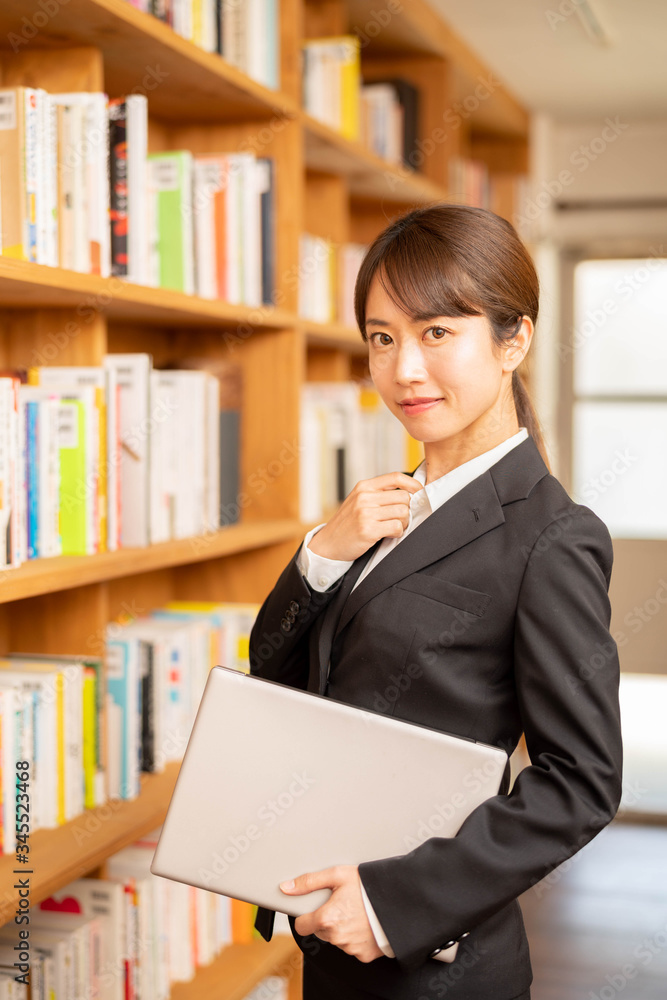 スーツ姿の女性 スーツ姿の女性