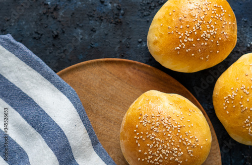 Foto Close up of homemade burger buns, fresh baked