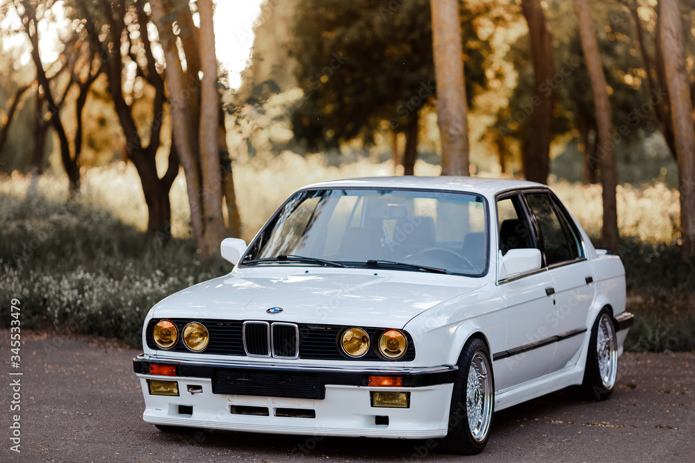  BMW M3 e30 exteriores, llantas deportivas, tuning, brillante y reluciente old classic retro oldtimer.  Foto de stock |  adobestock