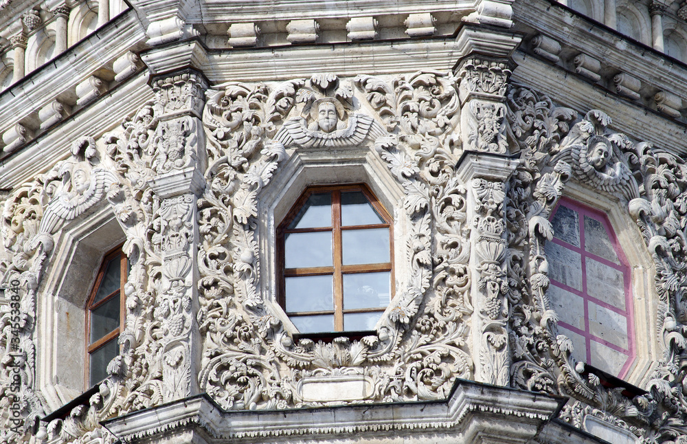 Obraz premium DUBROVITSY, MOSCOW REGION, RUSSIA - March, 2019: Church of the Theotokos of the Sign at Dubrovitsy Estate. Facade decoration elements