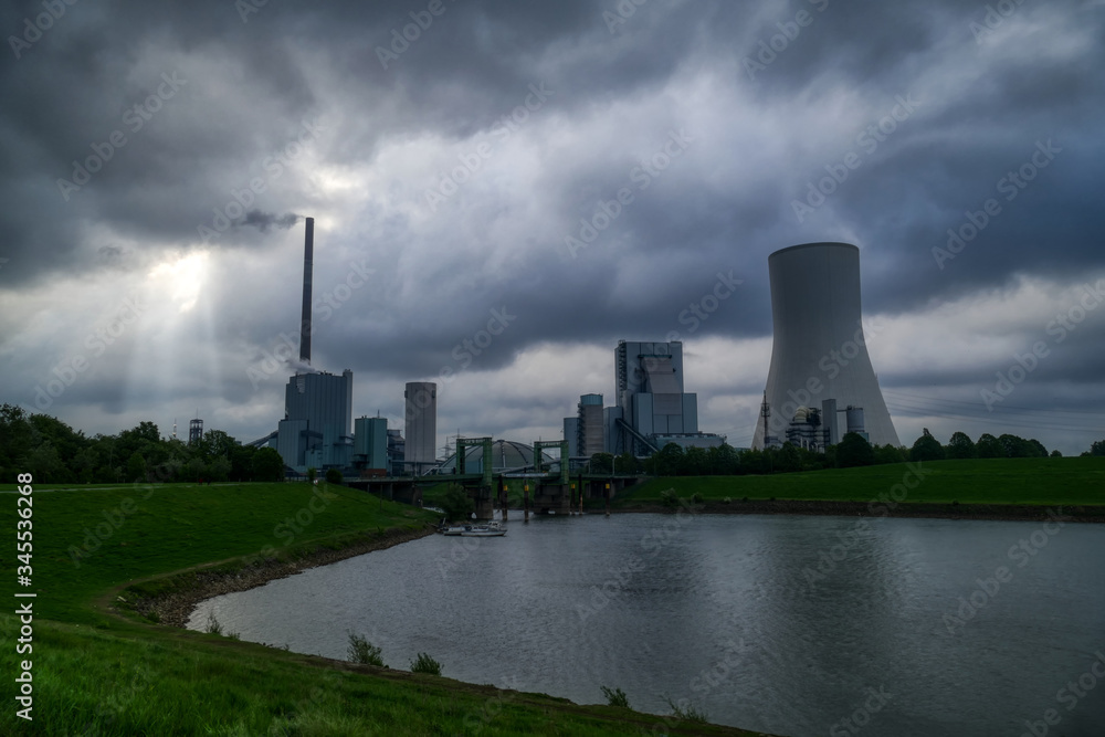 Modernes Kraftwerk am Rhein in Duisburg