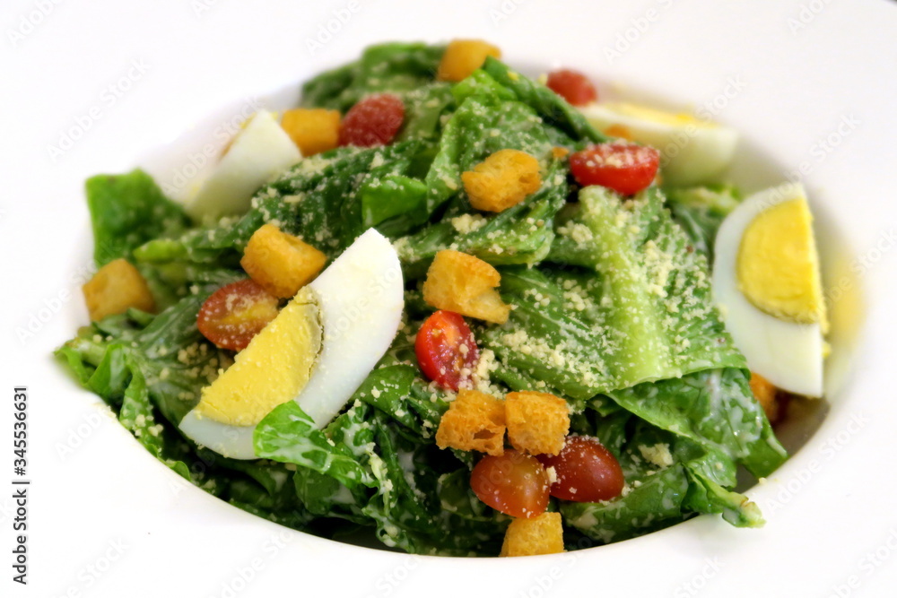 Salade césar dans une assiette blanche. Salade césar dans une assiette blanche.