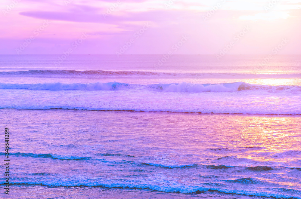 Obraz premium Lilac sunset over sea