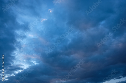 Dark blue clouds in the sky © Bernd Schmidt