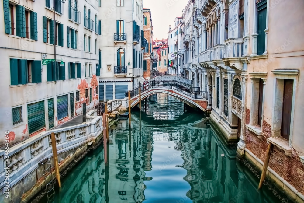 venedig, italien - kanal mit kleiner brücke in der altstadt