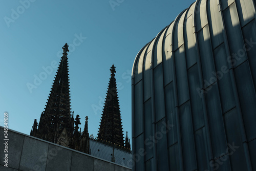Spitzen des Kölner Doms im Kontrast zur modernen Architektur