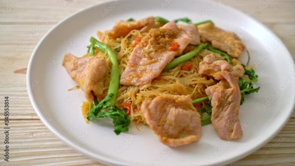 Stir-fried rice vermicelli and water mimosa with pork Stir-fried rice vermicelli and water mimosa with pork