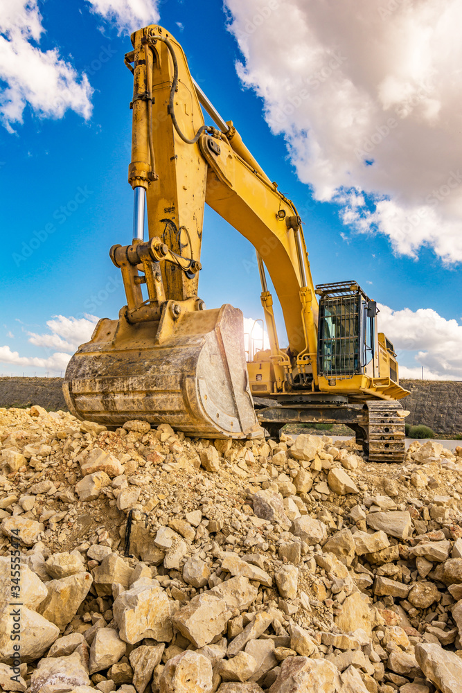 Obraz premium Excavator in a quarry extracting stone