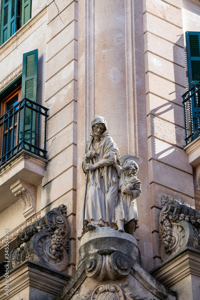 schöne Statuen an einer Hauswand in Spanien