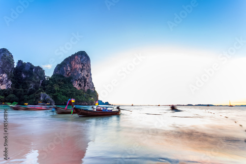 Bateaux sur plage de Railay, Krabi, Thaïlande 