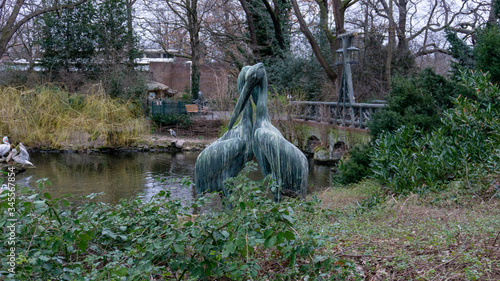 pelicans statue 