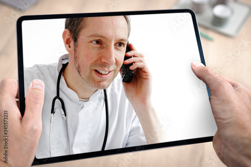 Картината върху платно Docteur médecin en téléconsultation avec tablette et main du patient à domicile