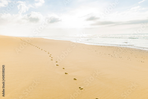 Fußspur am strand zum Horizont