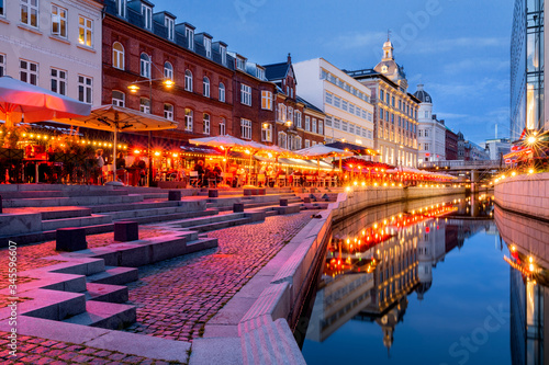 Die Fussgängerzone von Aarhus bei Dämmerung.
