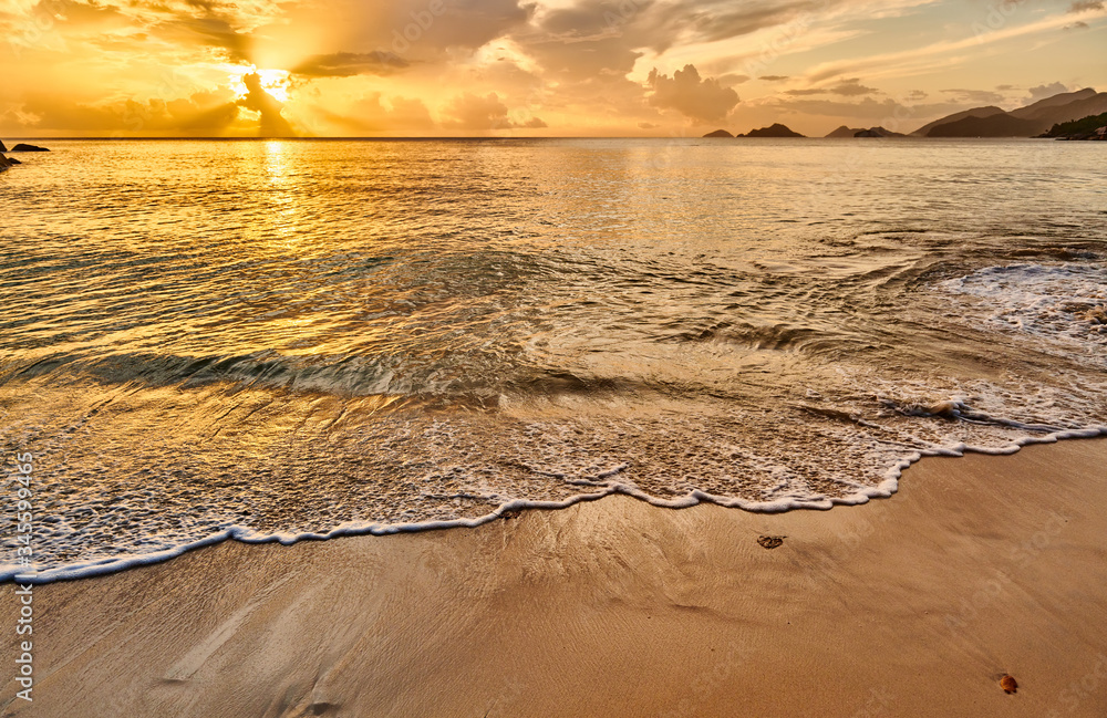 Beautiful sunset at Seychelles beach - obrazy, fototapety, plakaty 