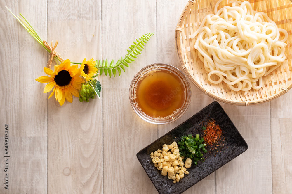 ひまわりと冷やしうどん 真俯瞰 Stock 写真 Adobe Stock