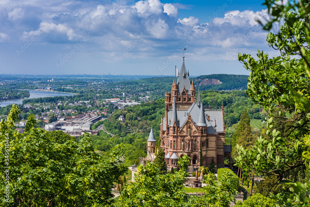 Drachenburg und Bonn im Frühling; Siebengebirge; Deutschland Drachenburg und Bonn im Frühling; Siebengebirge; Deutschland