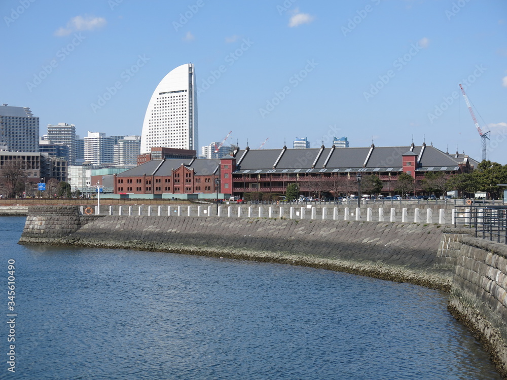 横浜港の象の鼻防波堤と赤レンガ倉庫