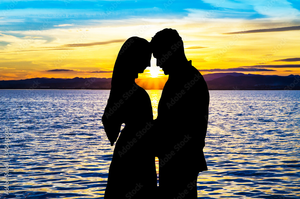 silueta de dos enamorados en la playa foto de Stock | Adobe Stock
