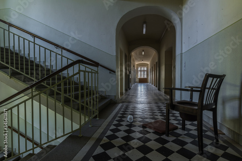 wc sessel in einem langen korridor von einem sanatorium