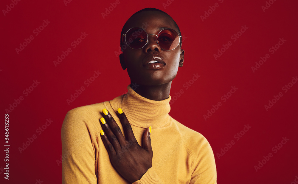 Fototapeta premium Stylish african woman posing in sunglasses