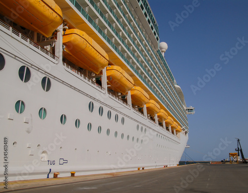 Kreuzfahrtterminal mit dem Kreuzfahrtschiff  photo