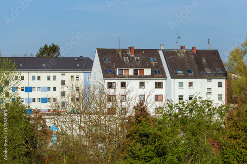 Moderne Wohnhäuser, Mehrfamilienhäuser mit bäumen im Frühling, Wohngebäude. Deutschland, Europa