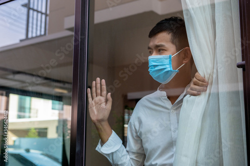 Canvas Print Man in medical mask stay at home