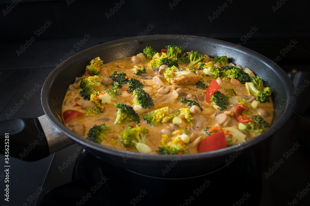 Gemüsepfanne, Hühnchenpfanne, Thai Curry mit frischem Gemüse und Fleisch in einer Pfanne mit Kurkuma und Ingwer
