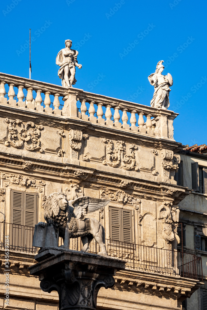 Ancient Palazzo Maffei (Palace in Baroque style 1626-1663) and the winged Lion of St Mark, symbol of the Venetian Republic and Mark the evangelist. Piazza delle Erbe, Verona, Veneto, Italy