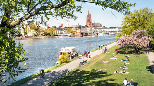 Frankfurt am Main im Frühling, junge Leute chillen am Ufer, Deutschland photo