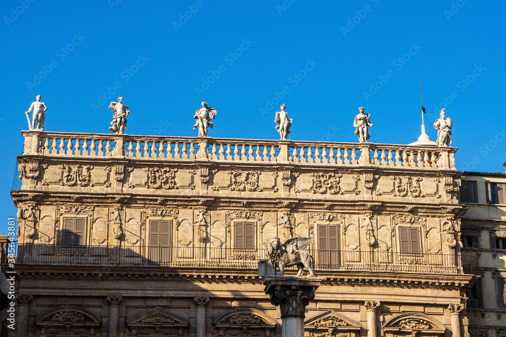 Ancient Palazzo Maffei (Palace in Baroque style 1626-1663) and the winged Lion of St Mark, symbol of the Venetian Republic and Mark the evangelist. Piazza delle Erbe, Verona, Veneto, Italy