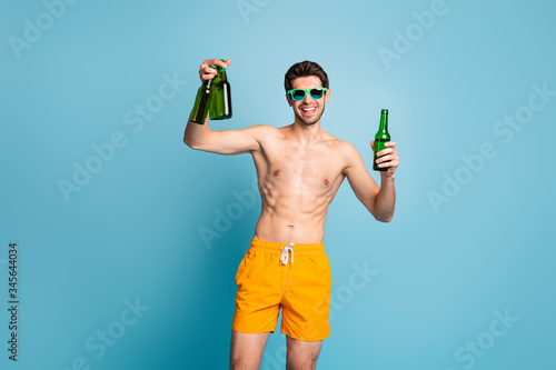 Bild auf Leinwand Photo of cheerful positive handsome man holding several bottle of beer smile too