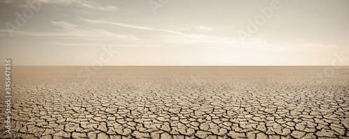 Canvastavla Panorama of dry cracked desert. Global warming concept