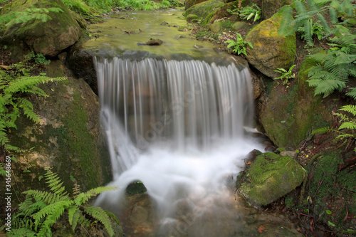 Fototapeta Naklejka Na Ścianę i Meble -  Kleiner Wasserfall in Naturlandschaft, Bayern, Deutschland, Europa