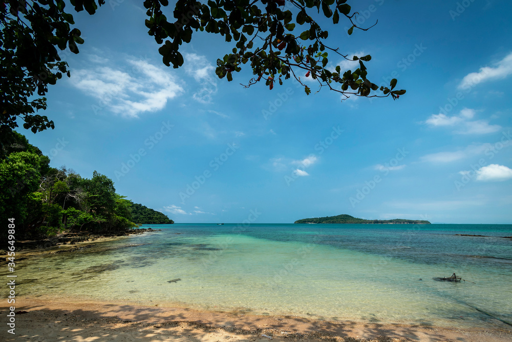 Fototapeta premium Treehouse Bay in Koh Ta Kiev paradise island in cambodia