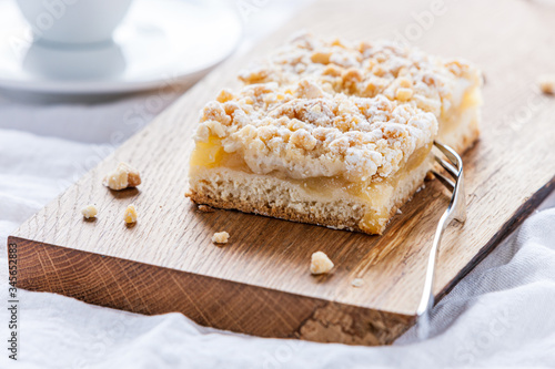 Apfelstreuselkuchen serviert auf einem Eichebrett