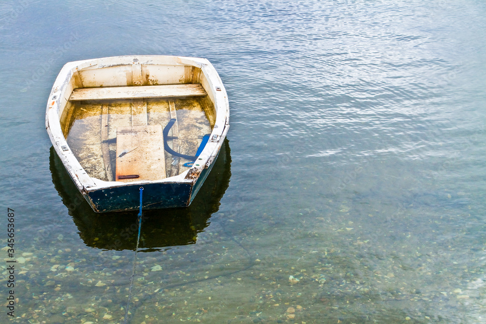 Obraz premium Small Dingy on Menemsha Pond, Chilmark, Massachusetts, USA