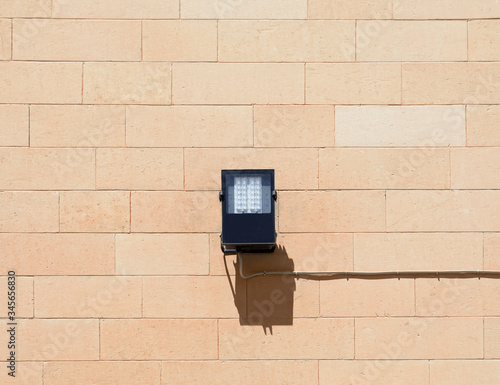 Lampada led su muro di pietra photo