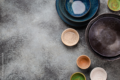 Tableau sur toile Empty plates and bowls